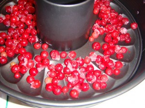 I added the redcurrants both to the top and bottom of the cake