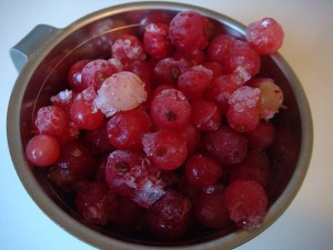 A desilitre of frozen redcurrants